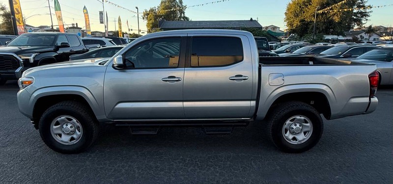 Toyota Tacoma 2WD Vehicle Full-screen Gallery Image 07