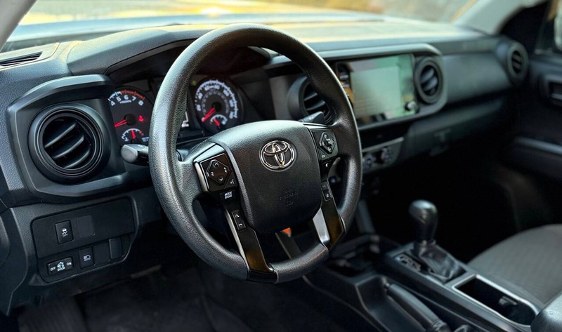 Toyota Tacoma 2WD Vehicle Full-screen Gallery Image 08