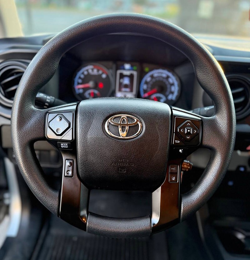 Toyota Tacoma 2WD Vehicle Full-screen Gallery Image 09