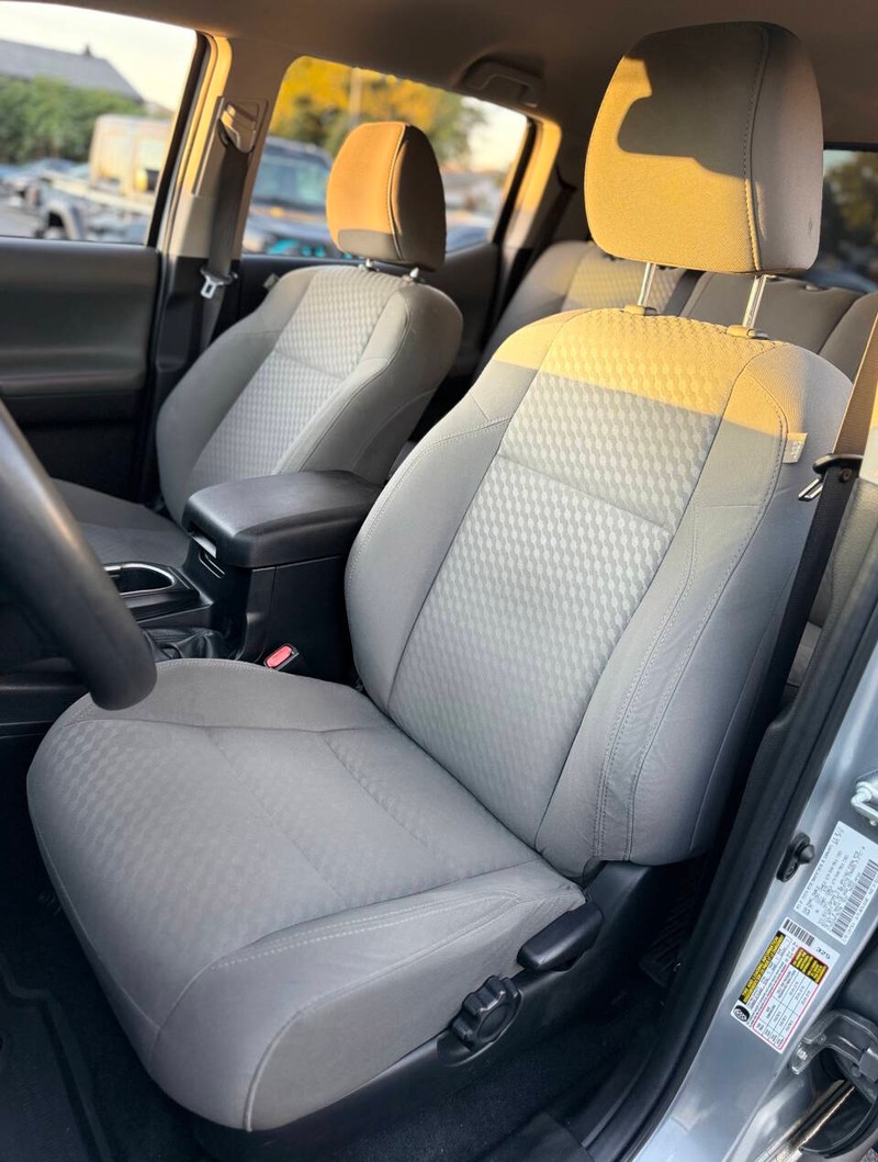 Toyota Tacoma 2WD Vehicle Full-screen Gallery Image 11