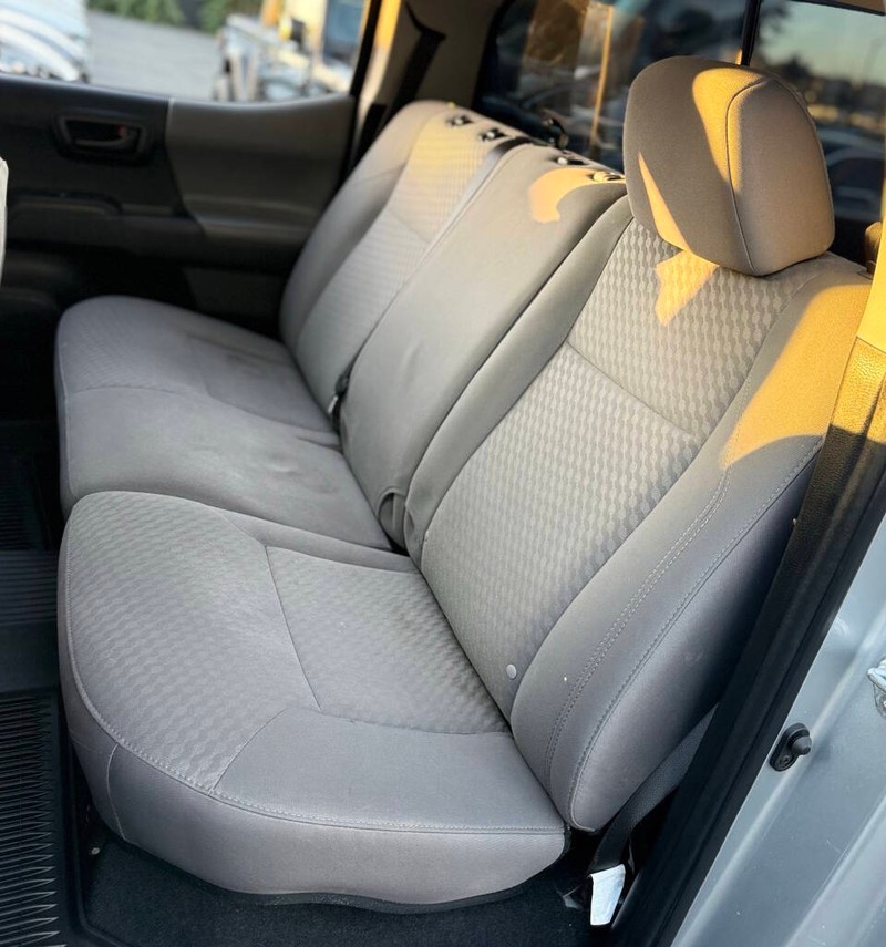 Toyota Tacoma 2WD Vehicle Full-screen Gallery Image 15