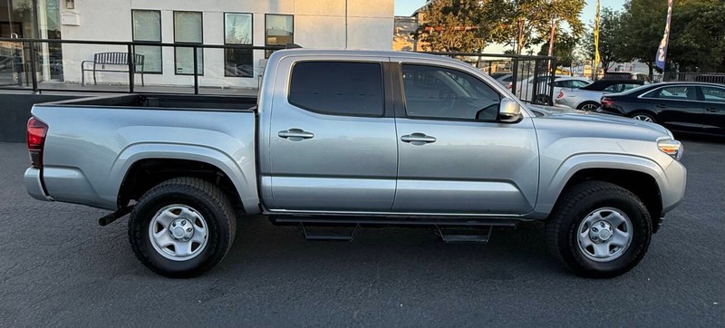 Toyota Tacoma 2WD Vehicle Full-screen Gallery Image 16