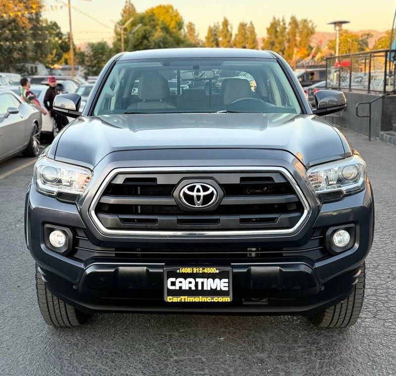 Toyota Tacoma Vehicle Full-screen Gallery Image 03