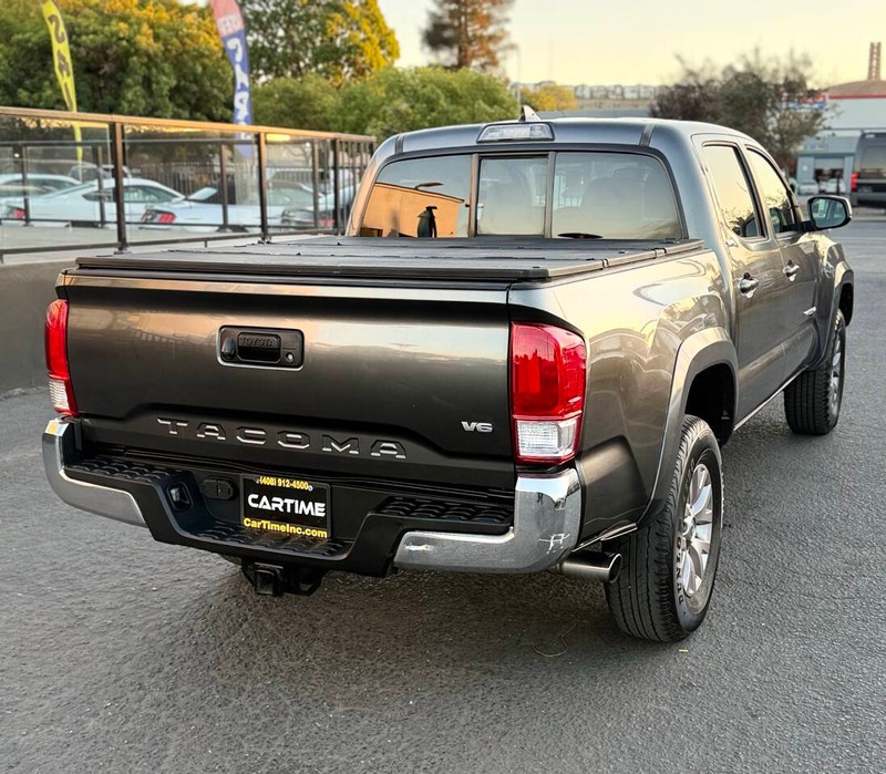 Toyota Tacoma Vehicle Full-screen Gallery Image 05