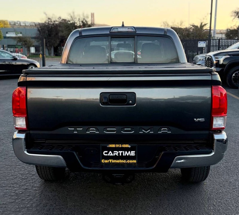 Toyota Tacoma Vehicle Full-screen Gallery Image 06
