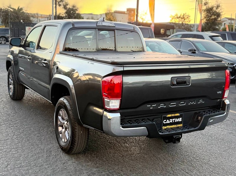 Toyota Tacoma Vehicle Full-screen Gallery Image 07