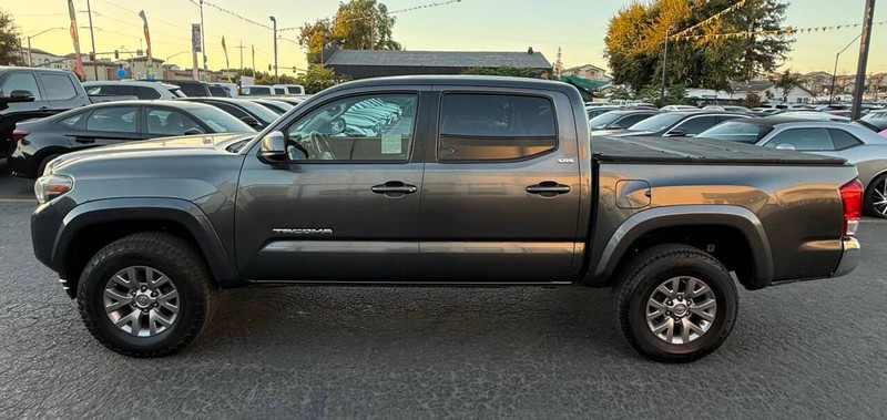 Toyota Tacoma Vehicle Full-screen Gallery Image 08