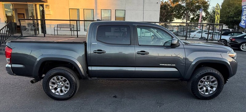 Toyota Tacoma Vehicle Full-screen Gallery Image 09