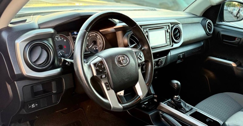Toyota Tacoma Vehicle Full-screen Gallery Image 10