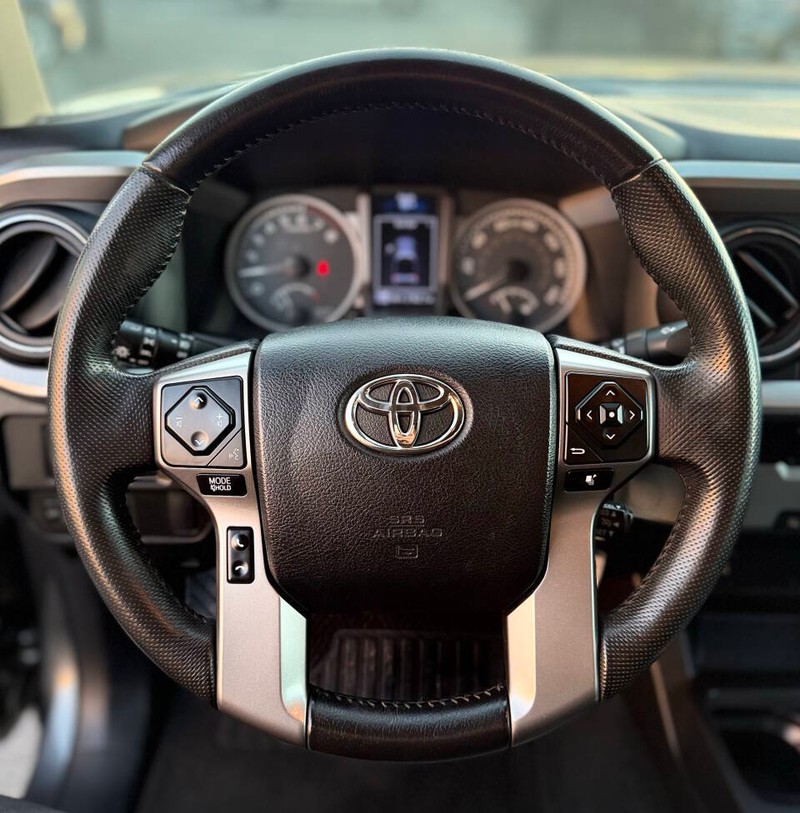 Toyota Tacoma Vehicle Full-screen Gallery Image 11