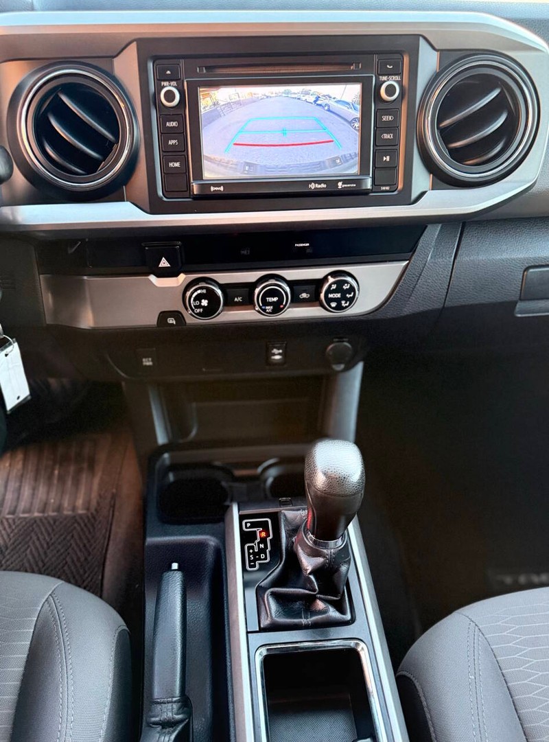 Toyota Tacoma Vehicle Full-screen Gallery Image 12