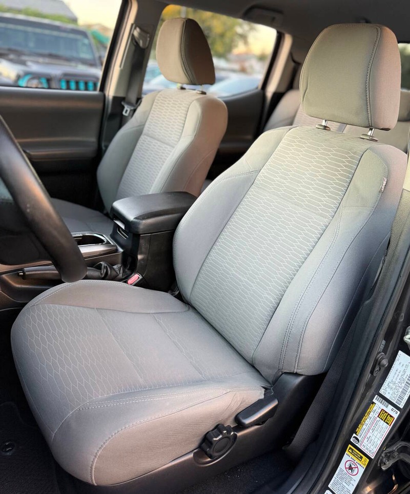 Toyota Tacoma Vehicle Full-screen Gallery Image 13