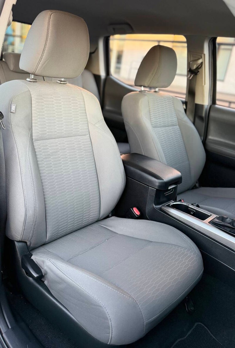 Toyota Tacoma Vehicle Full-screen Gallery Image 14