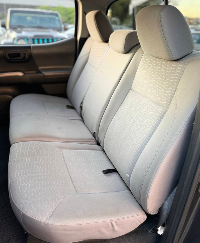 Toyota Tacoma Vehicle Full-screen Gallery Image 16