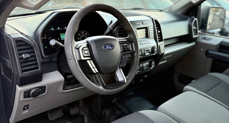 Ford F-150 Vehicle Full-screen Gallery Image 09