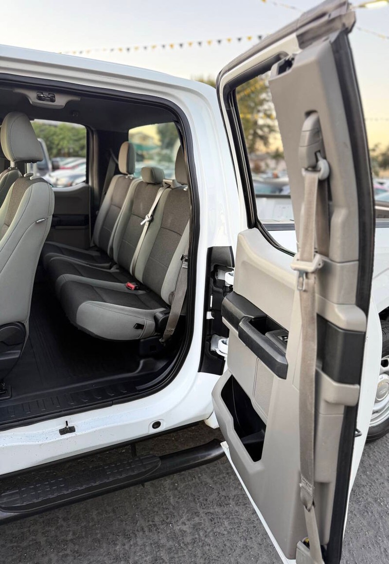 Ford F-150 Vehicle Full-screen Gallery Image 11
