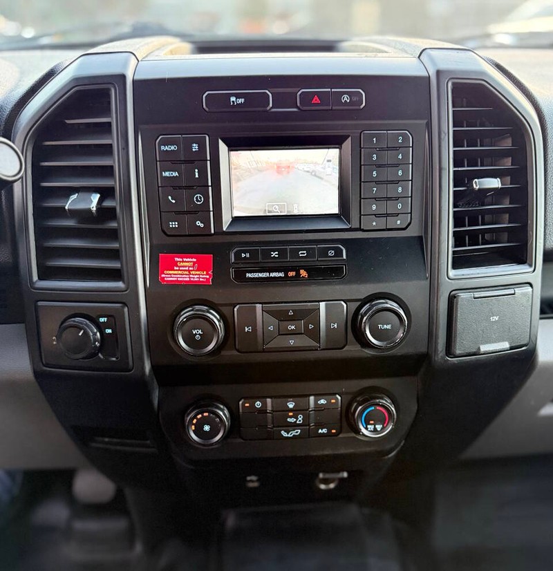 Ford F-150 Vehicle Full-screen Gallery Image 12