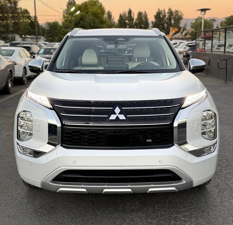 Mitsubishi Outlander Plug-In Hybrid Vehicle Full-screen Gallery Image 02