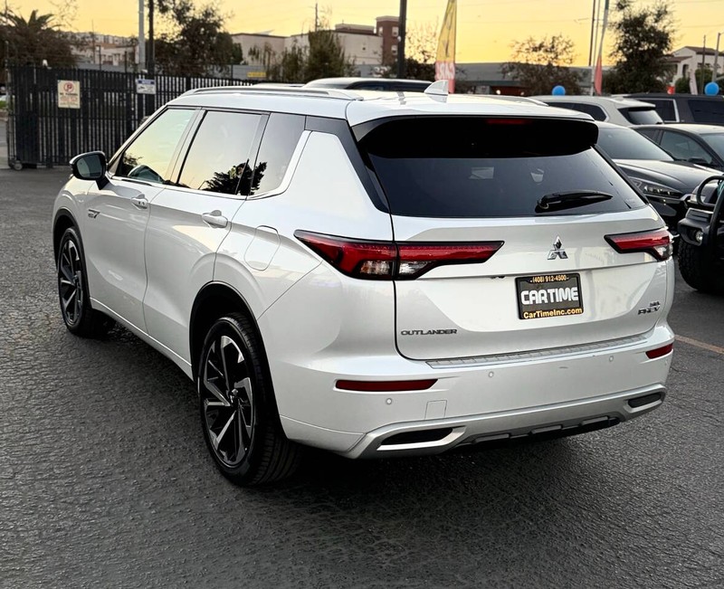 Mitsubishi Outlander Plug-In Hybrid Vehicle Full-screen Gallery Image 04