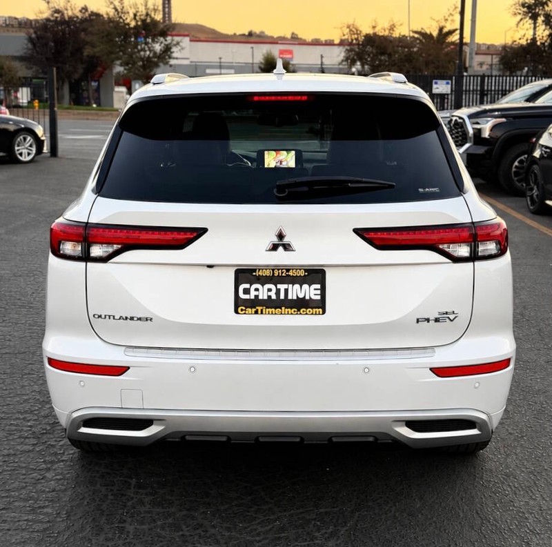 Mitsubishi Outlander Plug-In Hybrid Vehicle Full-screen Gallery Image 05