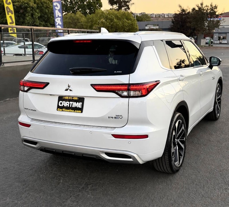 Mitsubishi Outlander Plug-In Hybrid Vehicle Full-screen Gallery Image 06