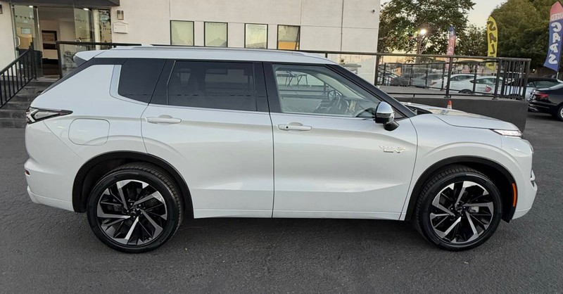 Mitsubishi Outlander Plug-In Hybrid Vehicle Full-screen Gallery Image 07