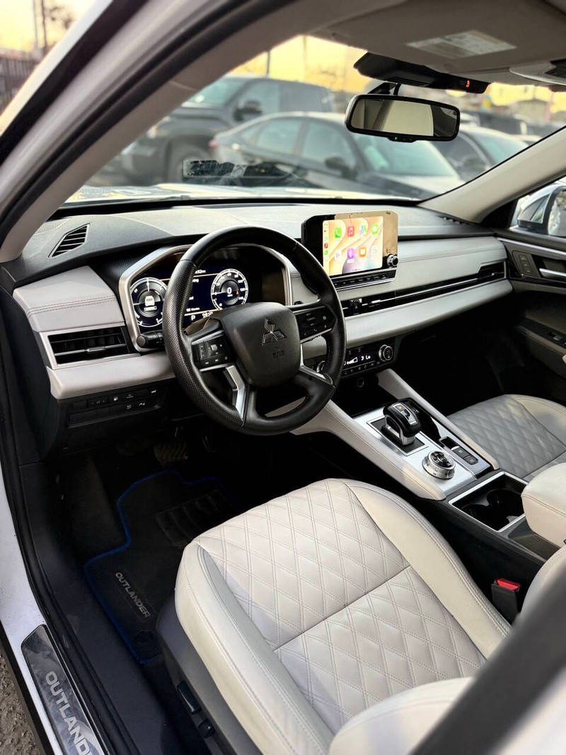 Mitsubishi Outlander Plug-In Hybrid Vehicle Full-screen Gallery Image 08