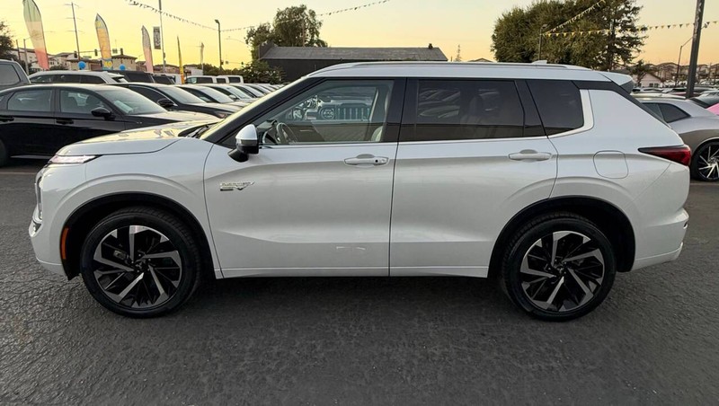 Mitsubishi Outlander Plug-In Hybrid Vehicle Full-screen Gallery Image 09