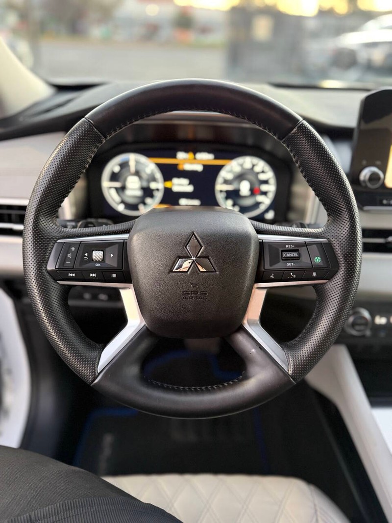 Mitsubishi Outlander Plug-In Hybrid Vehicle Full-screen Gallery Image 10