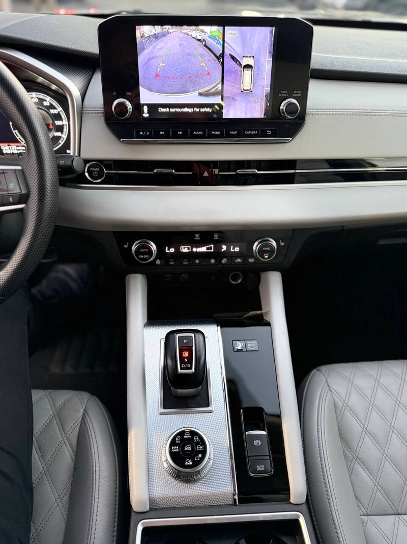 Mitsubishi Outlander Plug-In Hybrid Vehicle Full-screen Gallery Image 11
