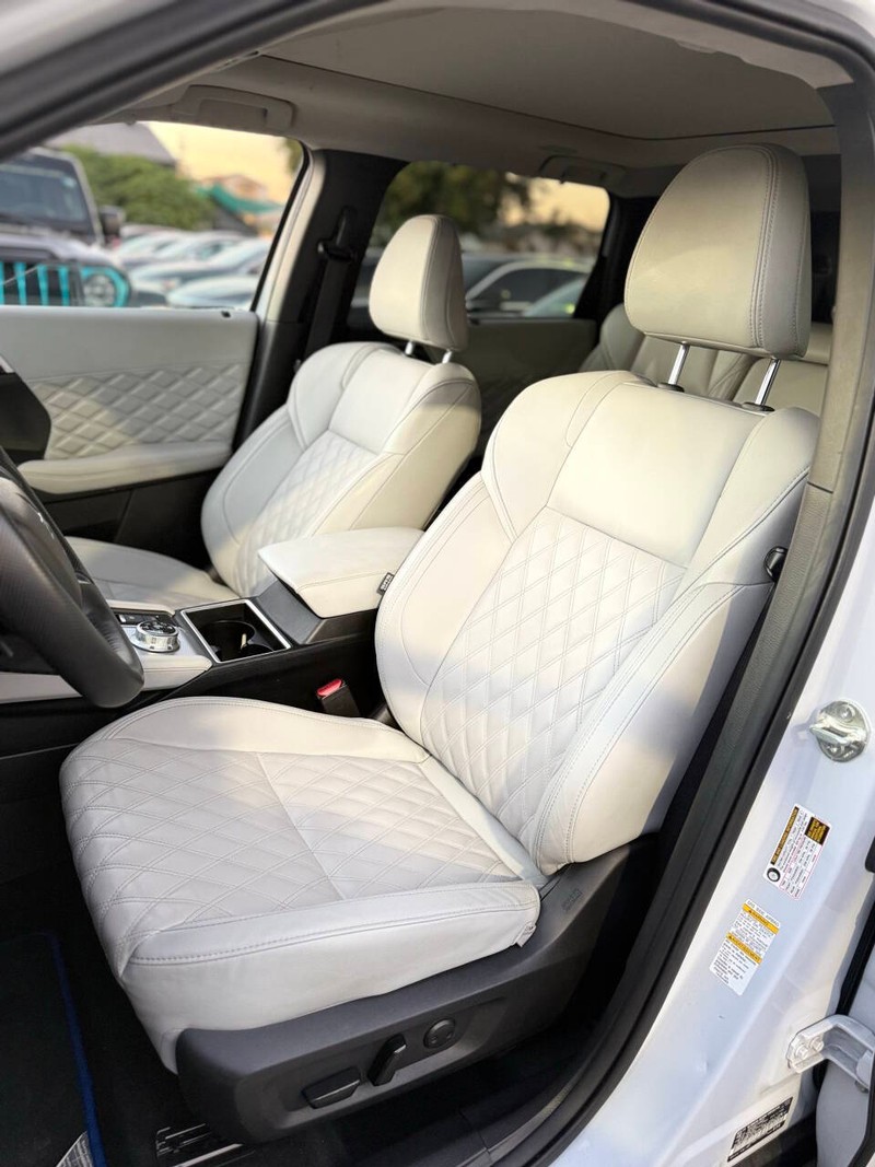 Mitsubishi Outlander Plug-In Hybrid Vehicle Full-screen Gallery Image 12