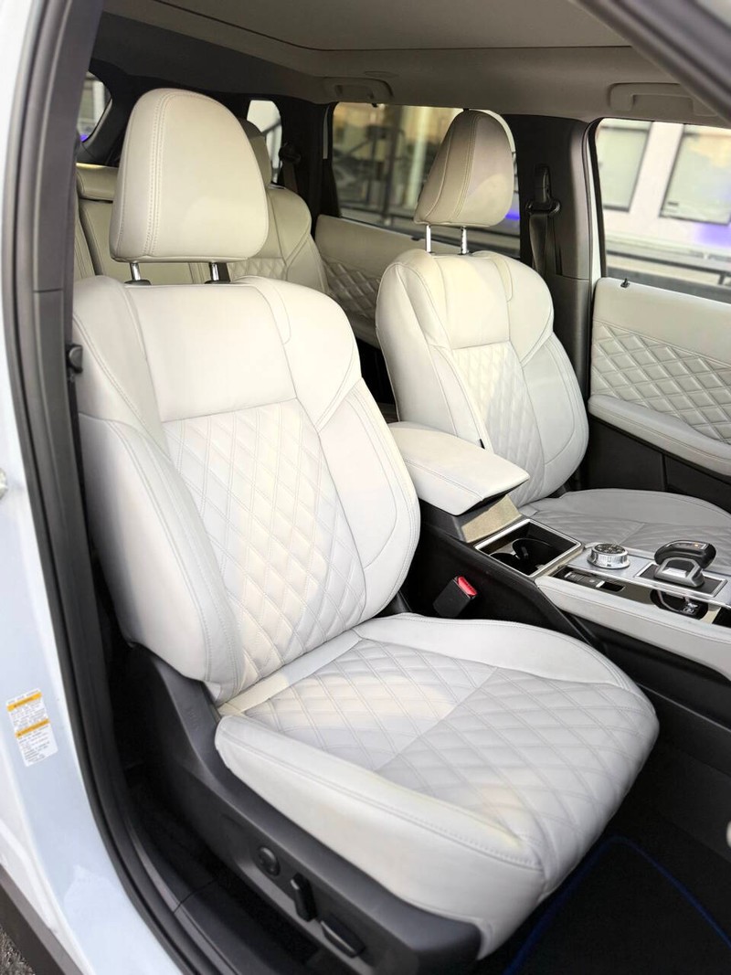 Mitsubishi Outlander Plug-In Hybrid Vehicle Full-screen Gallery Image 13