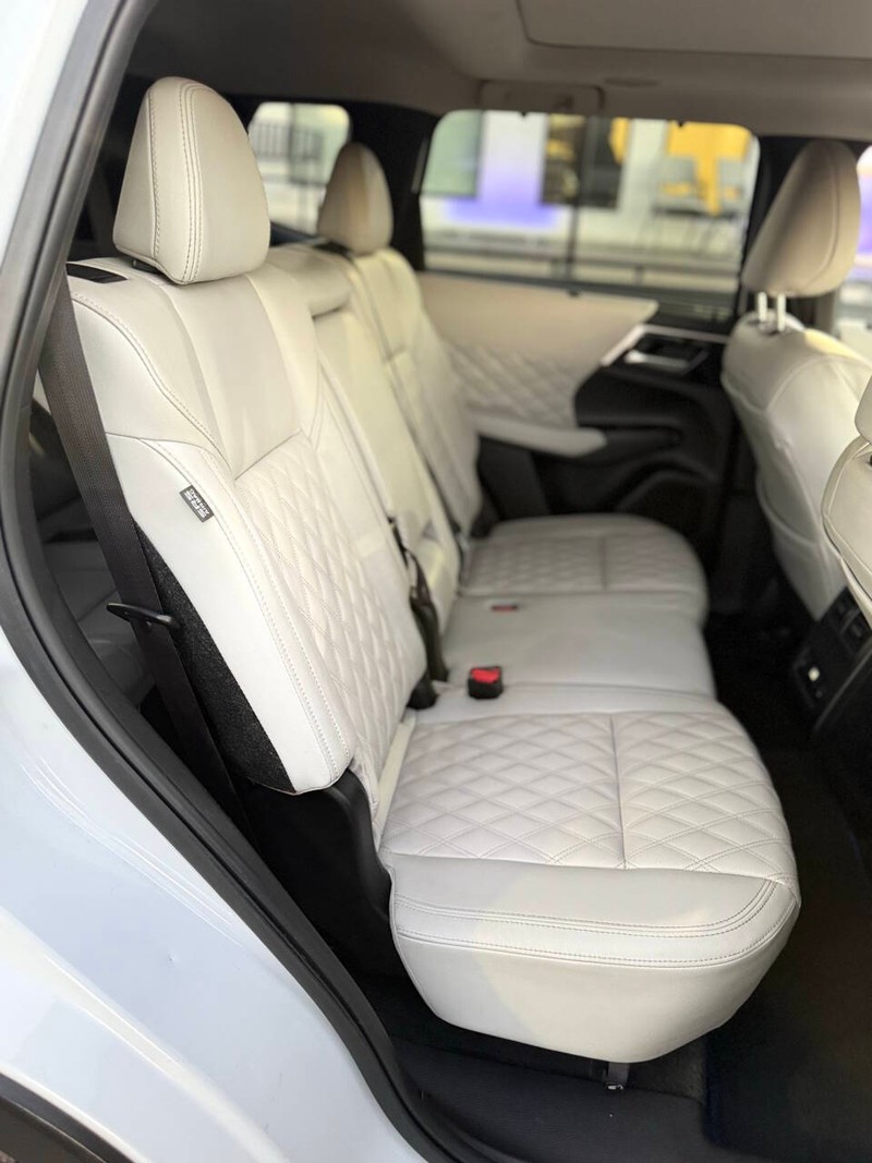 Mitsubishi Outlander Plug-In Hybrid Vehicle Full-screen Gallery Image 14