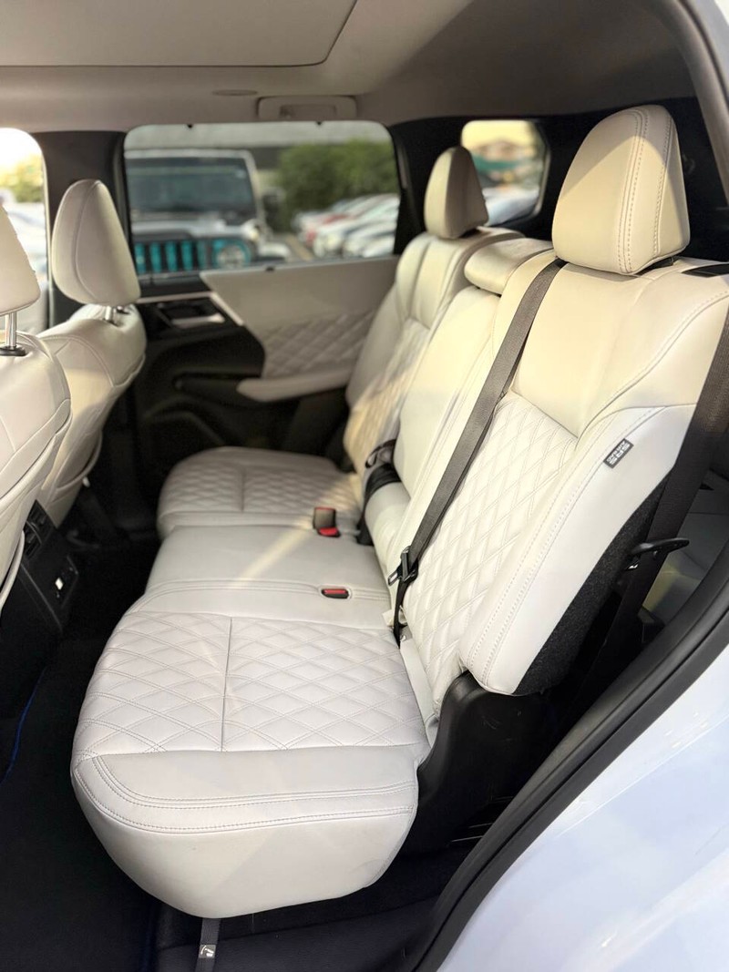 Mitsubishi Outlander Plug-In Hybrid Vehicle Full-screen Gallery Image 15