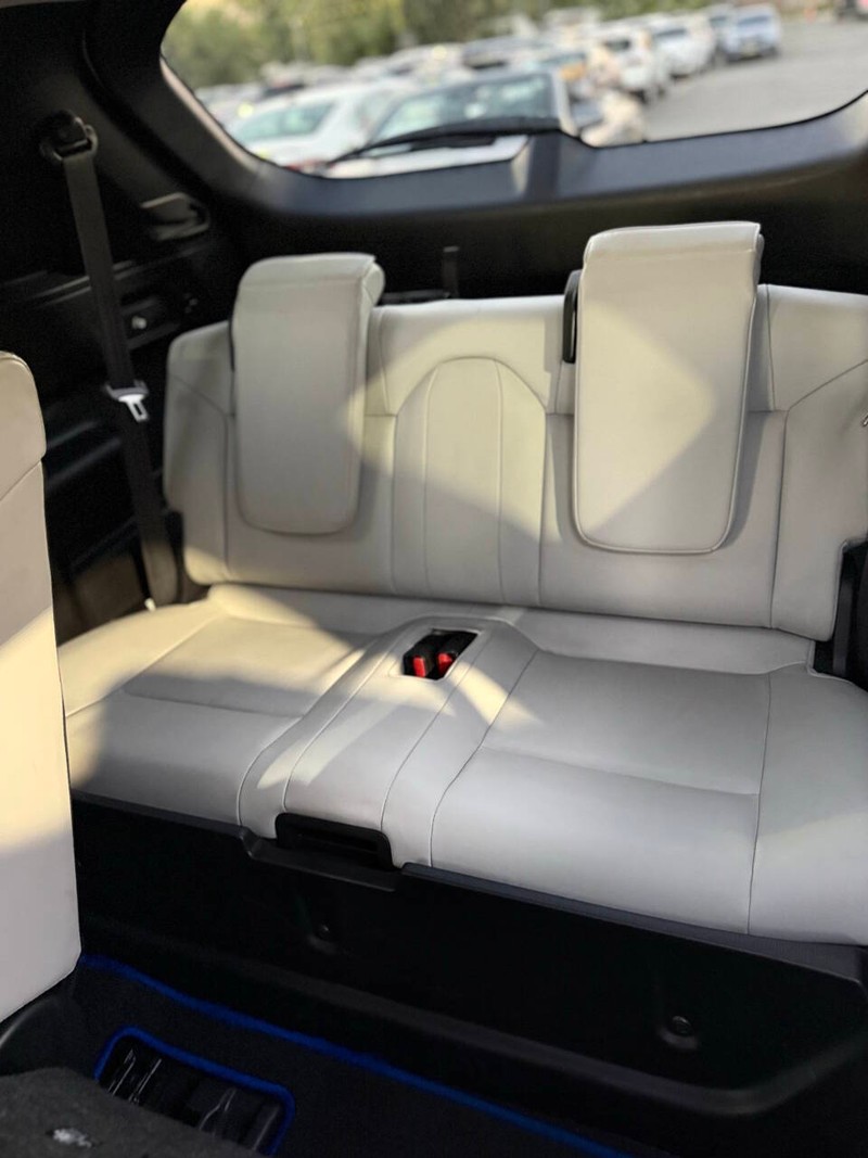 Mitsubishi Outlander Plug-In Hybrid Vehicle Full-screen Gallery Image 16