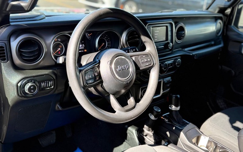 Jeep Gladiator Vehicle Full-screen Gallery Image 09