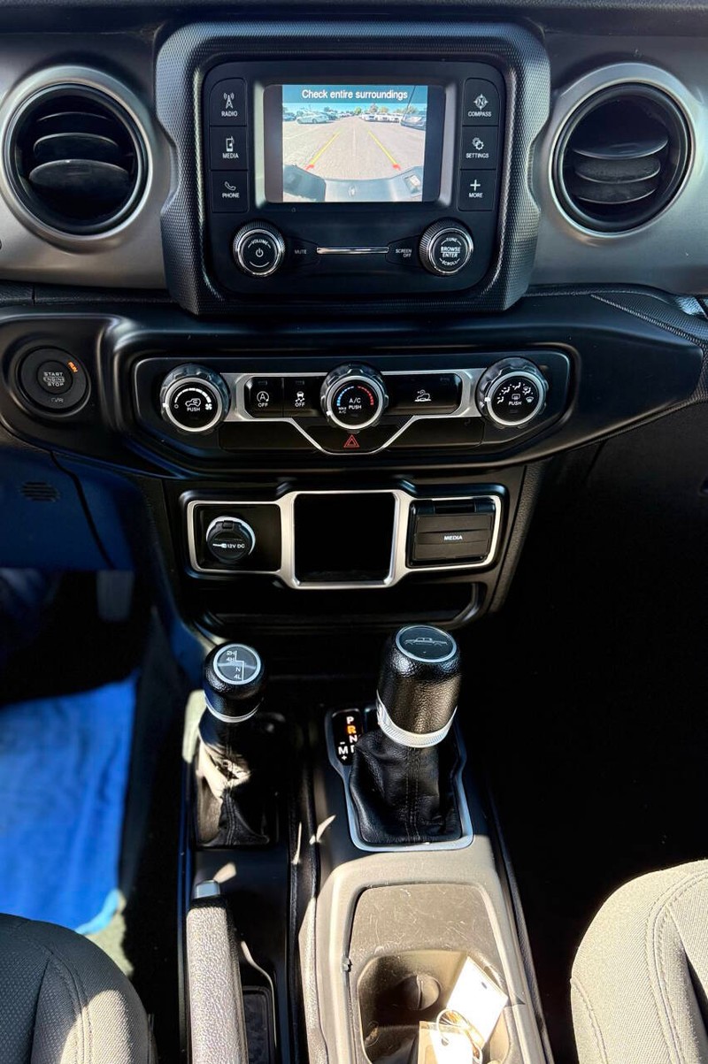 Jeep Gladiator Vehicle Full-screen Gallery Image 11