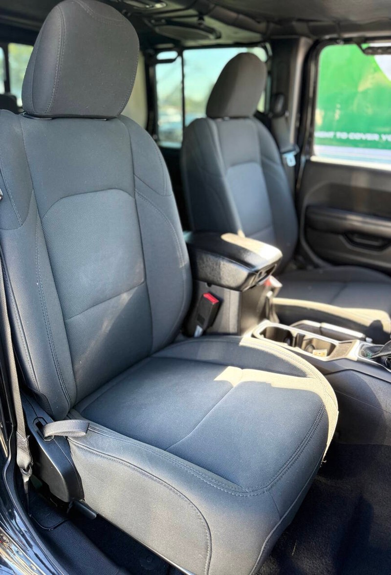Jeep Gladiator Vehicle Full-screen Gallery Image 13