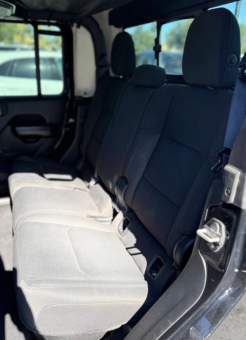 Jeep Gladiator Vehicle Full-screen Gallery Image 15
