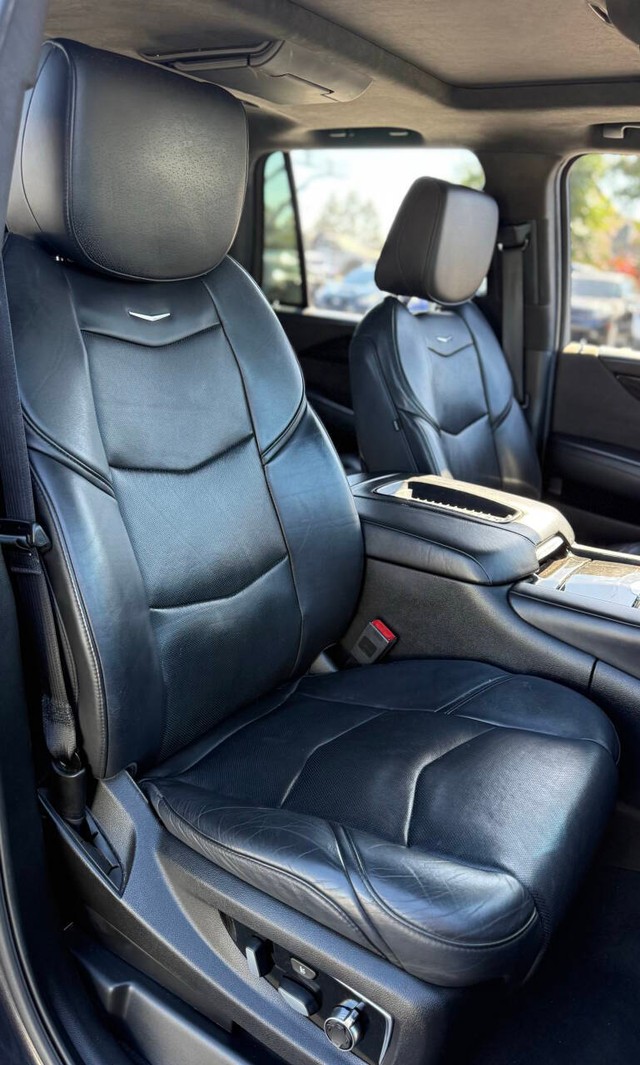 Cadillac Escalade Vehicle Full-screen Gallery Image 13