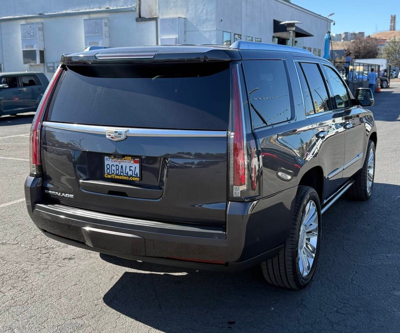 Cadillac Escalade Vehicle Full-screen Gallery Image 04