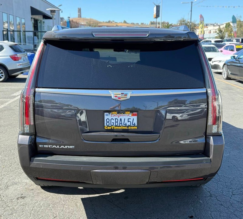 Cadillac Escalade Vehicle Full-screen Gallery Image 05
