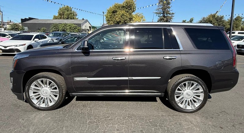 Cadillac Escalade Vehicle Full-screen Gallery Image 06