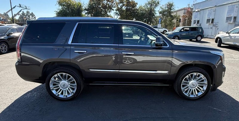Cadillac Escalade Vehicle Full-screen Gallery Image 07