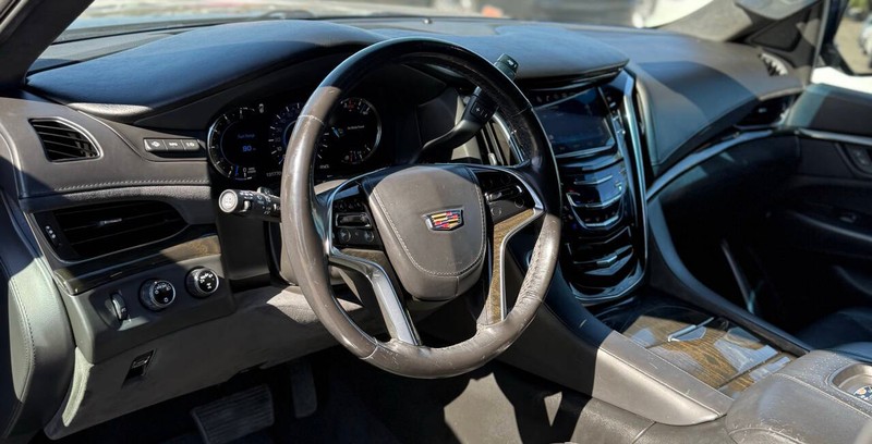 Cadillac Escalade Vehicle Full-screen Gallery Image 09