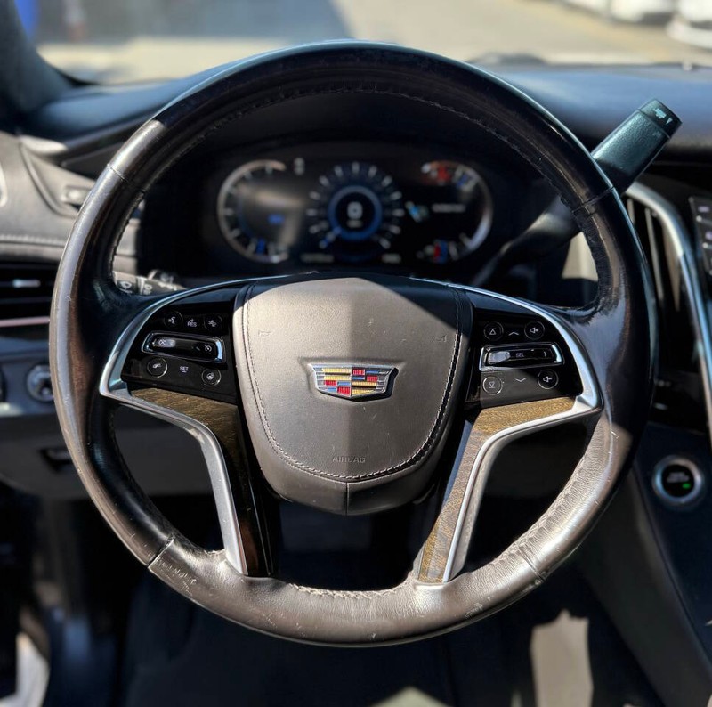 Cadillac Escalade Vehicle Full-screen Gallery Image 10