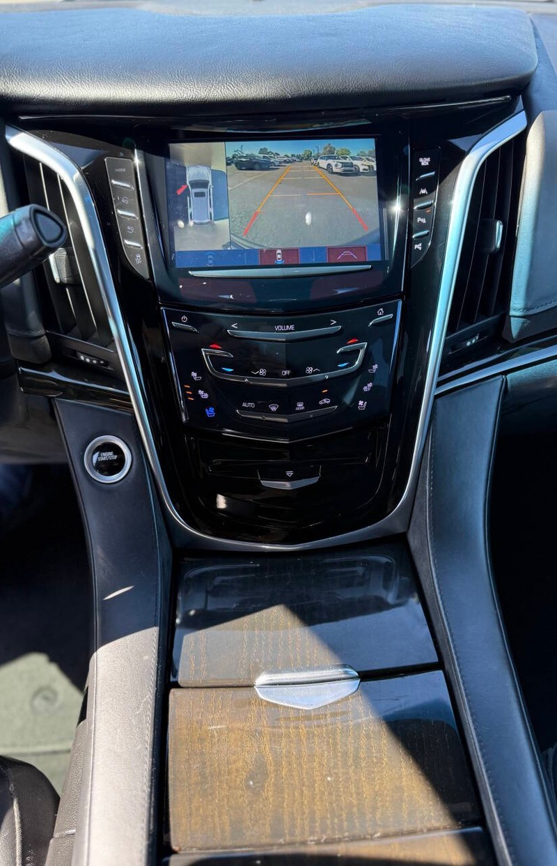 Cadillac Escalade Vehicle Full-screen Gallery Image 11