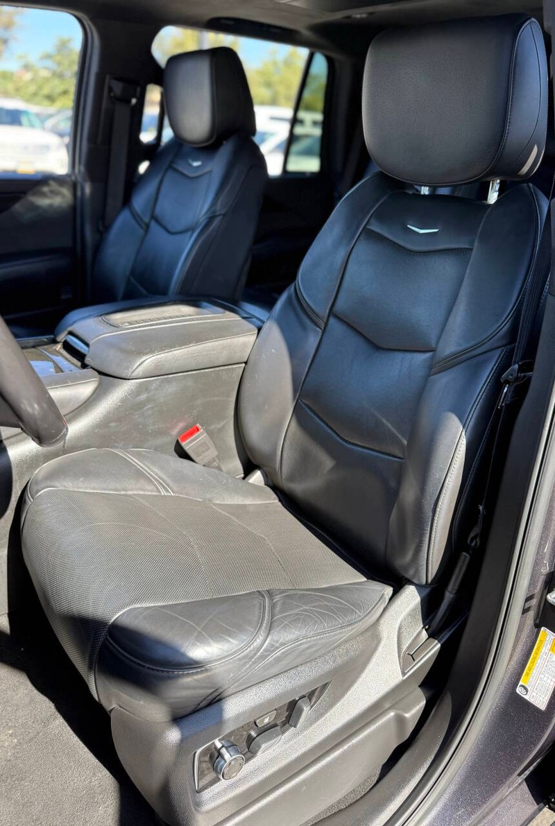 Cadillac Escalade Vehicle Full-screen Gallery Image 12