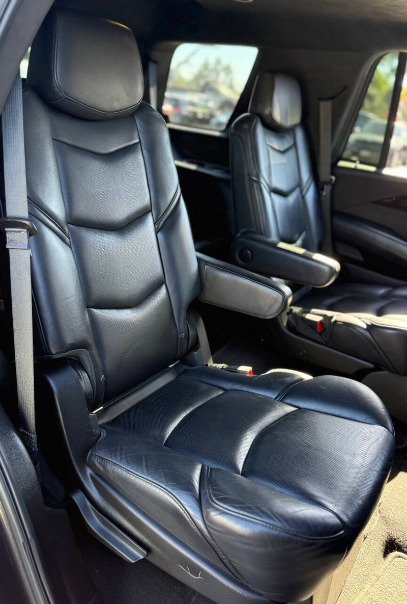Cadillac Escalade Vehicle Full-screen Gallery Image 14