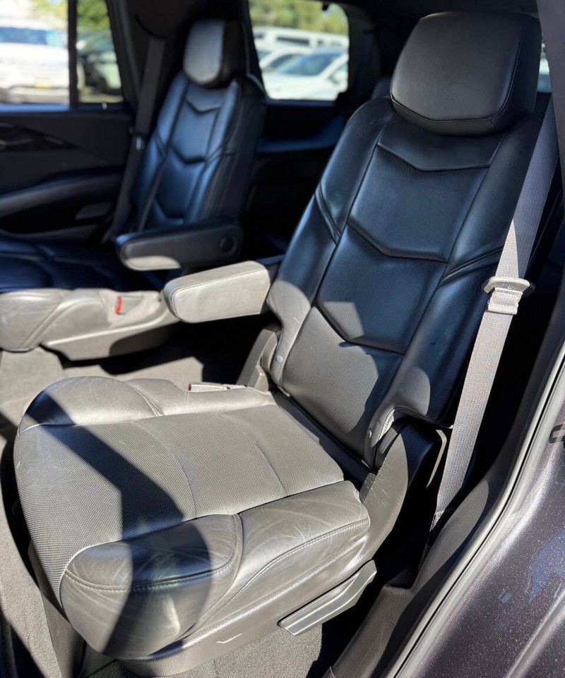 Cadillac Escalade Vehicle Full-screen Gallery Image 15
